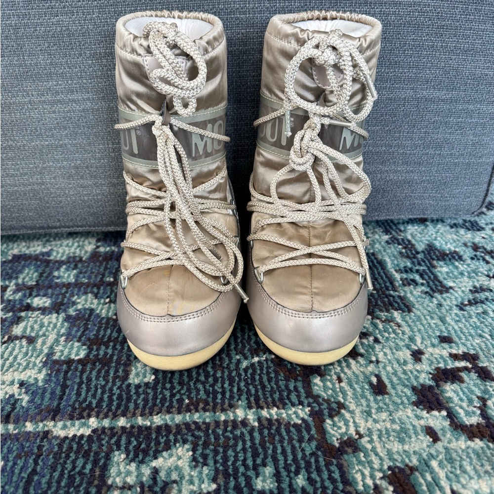 Children’s size 10-12.5 moon boot